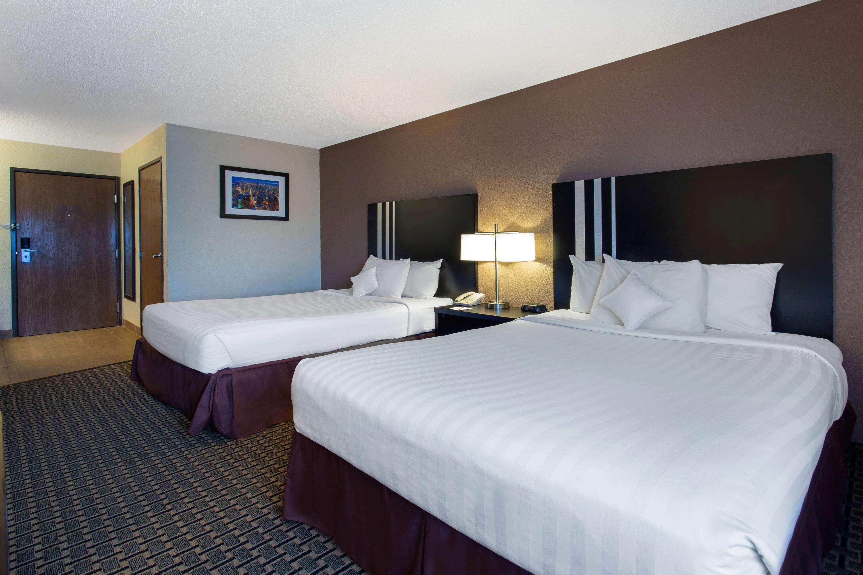 Ramada By Wyndham Glendale Heights/Lombard Hotel Exterior photo