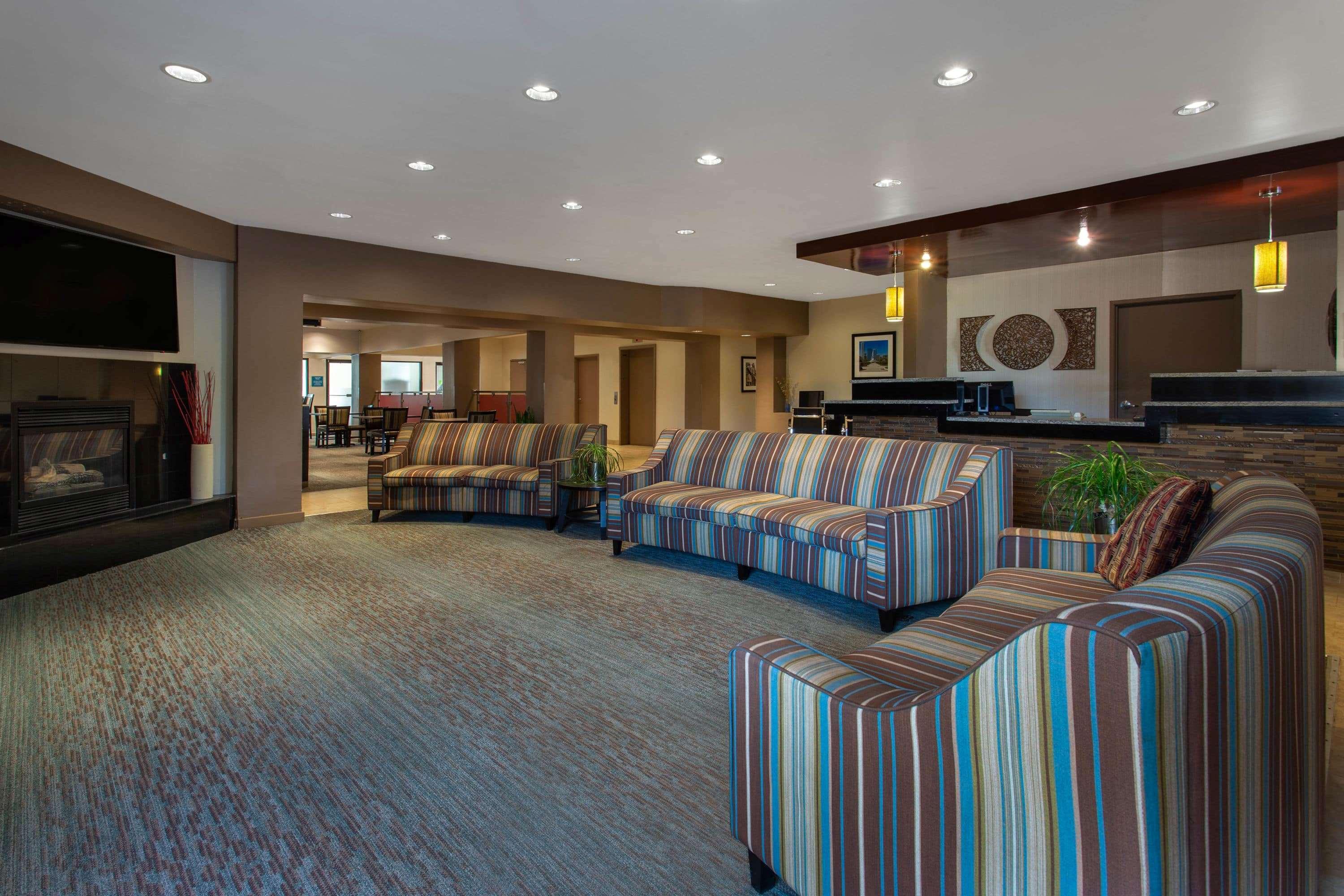 Ramada By Wyndham Glendale Heights/Lombard Hotel Exterior photo