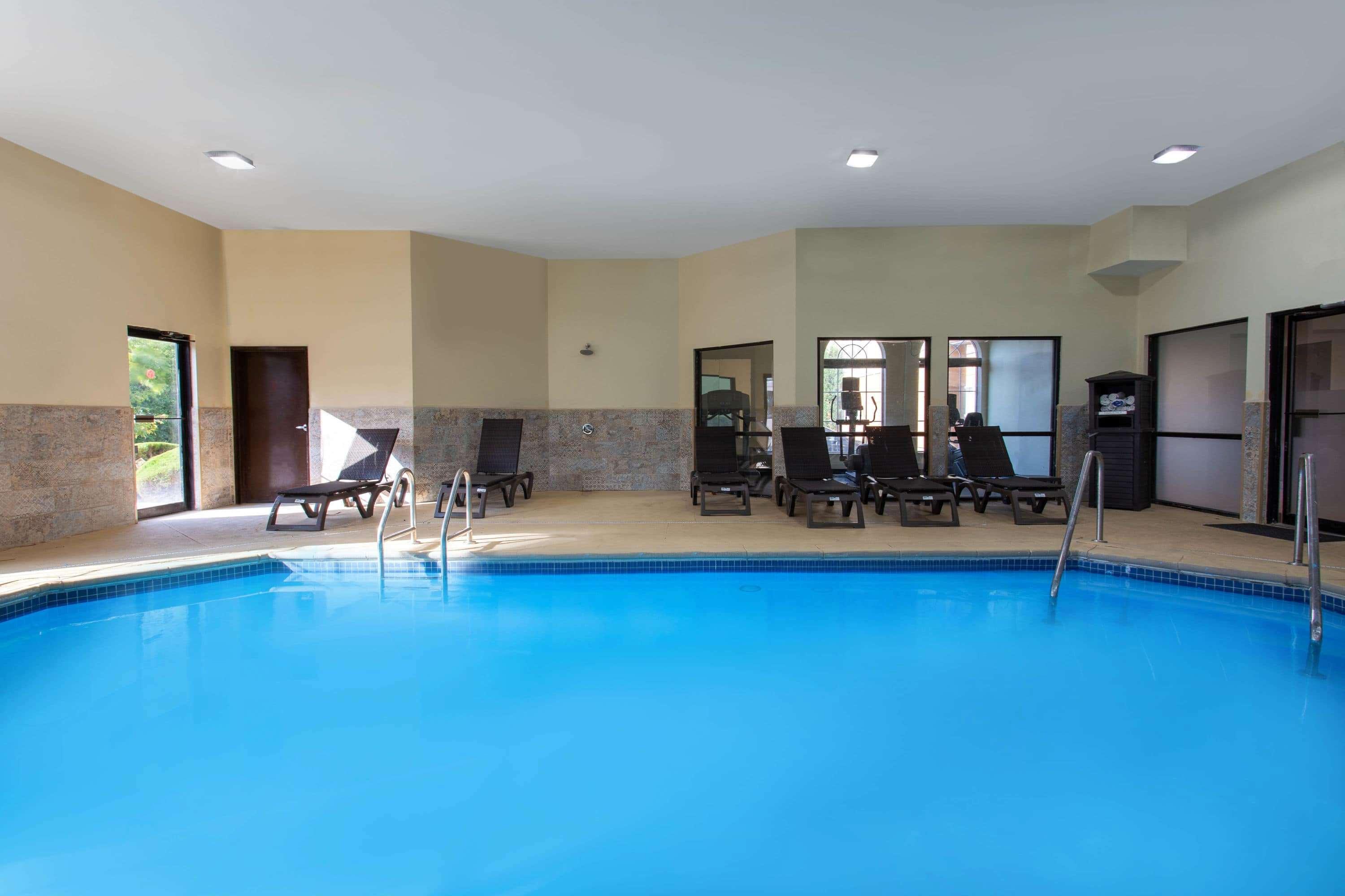 Ramada By Wyndham Glendale Heights/Lombard Hotel Exterior photo