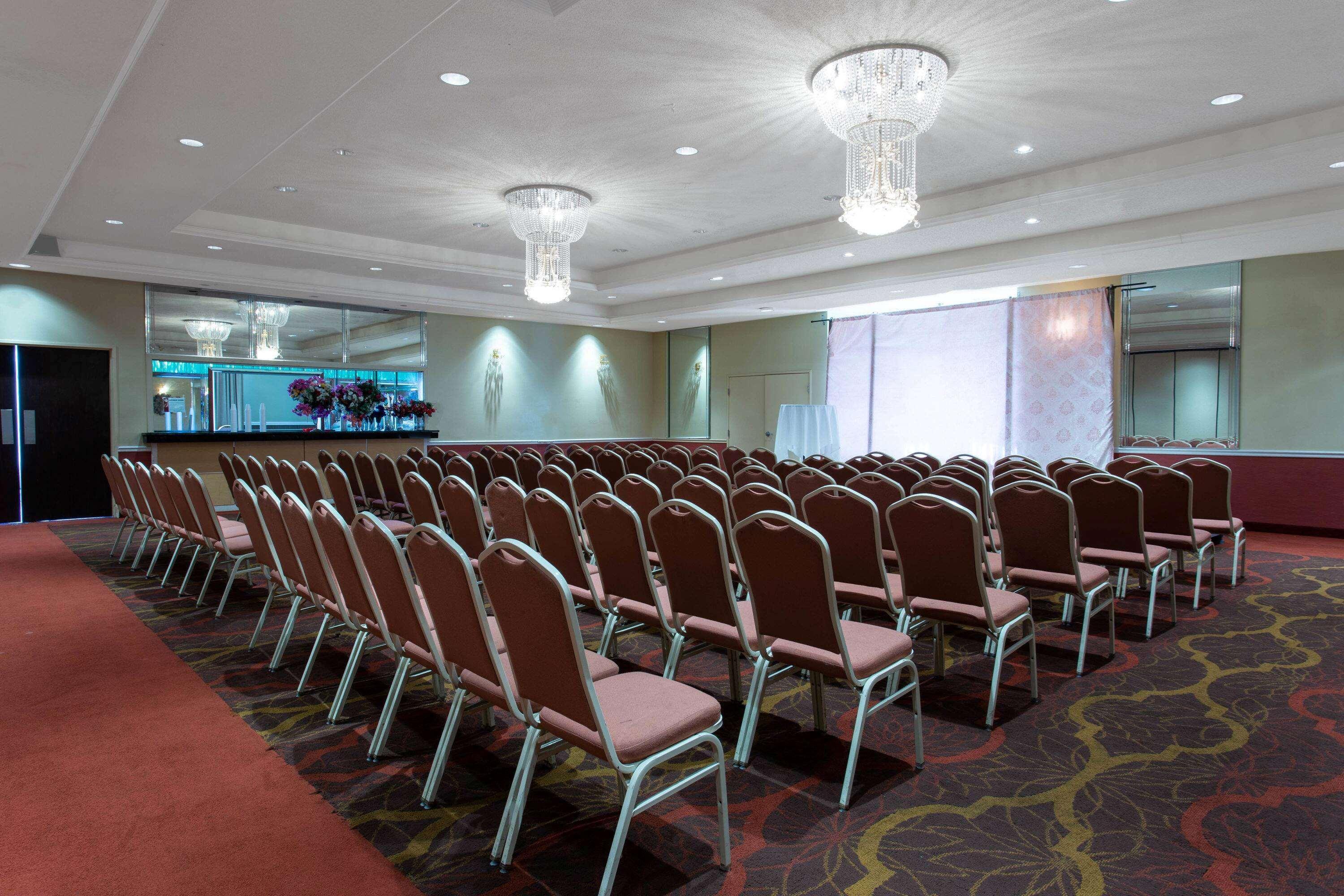 Ramada By Wyndham Glendale Heights/Lombard Hotel Exterior photo