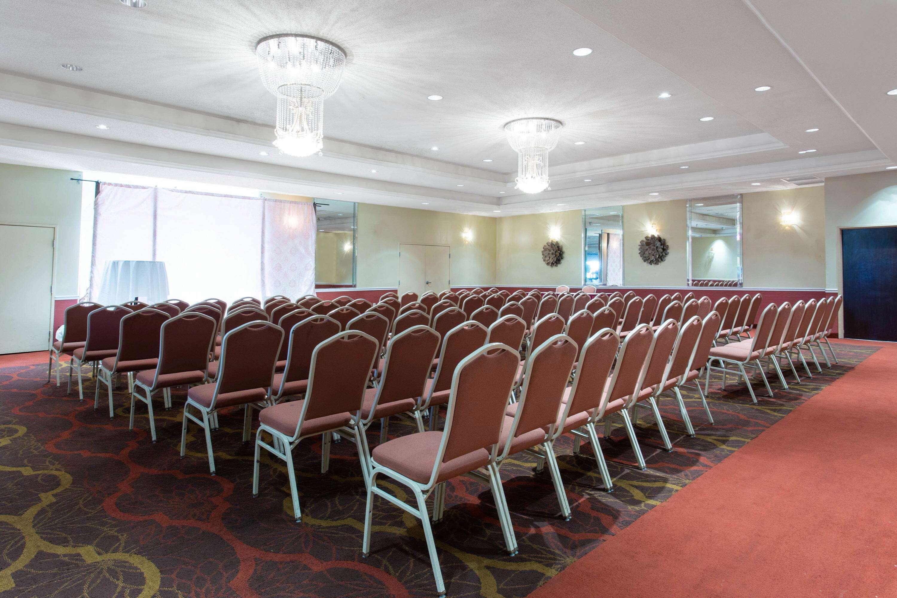 Ramada By Wyndham Glendale Heights/Lombard Hotel Exterior photo