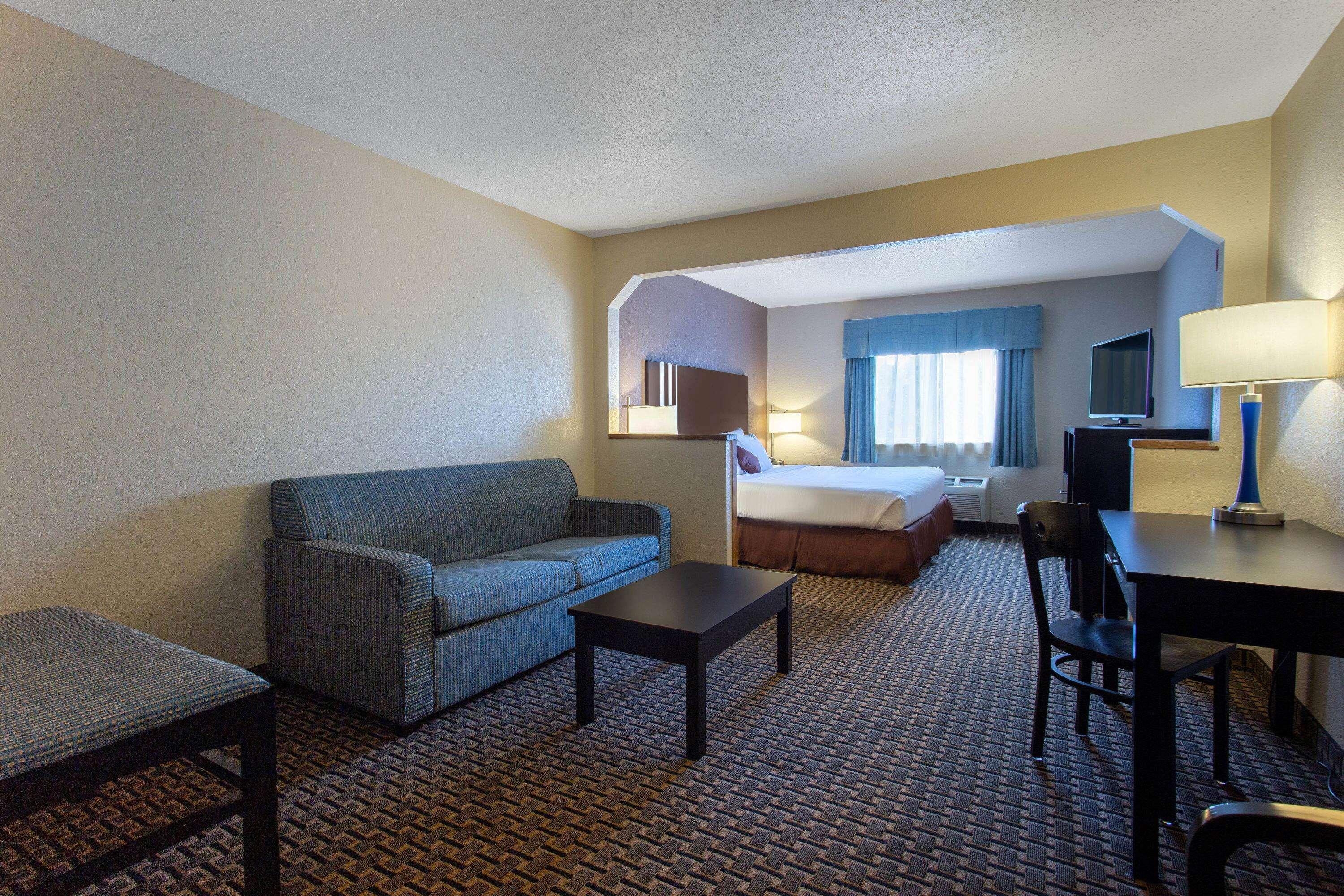 Ramada By Wyndham Glendale Heights/Lombard Hotel Exterior photo