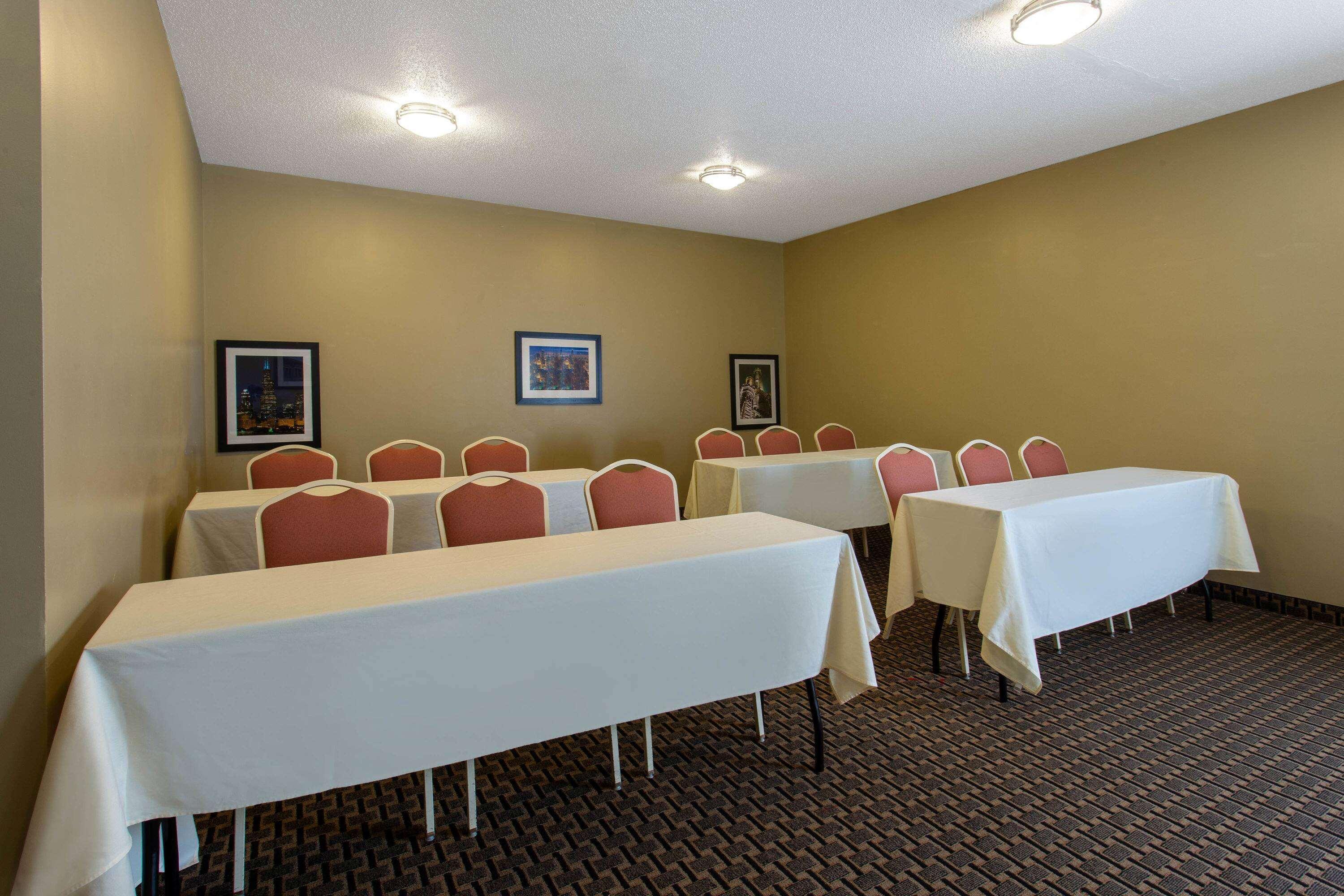Ramada By Wyndham Glendale Heights/Lombard Hotel Exterior photo