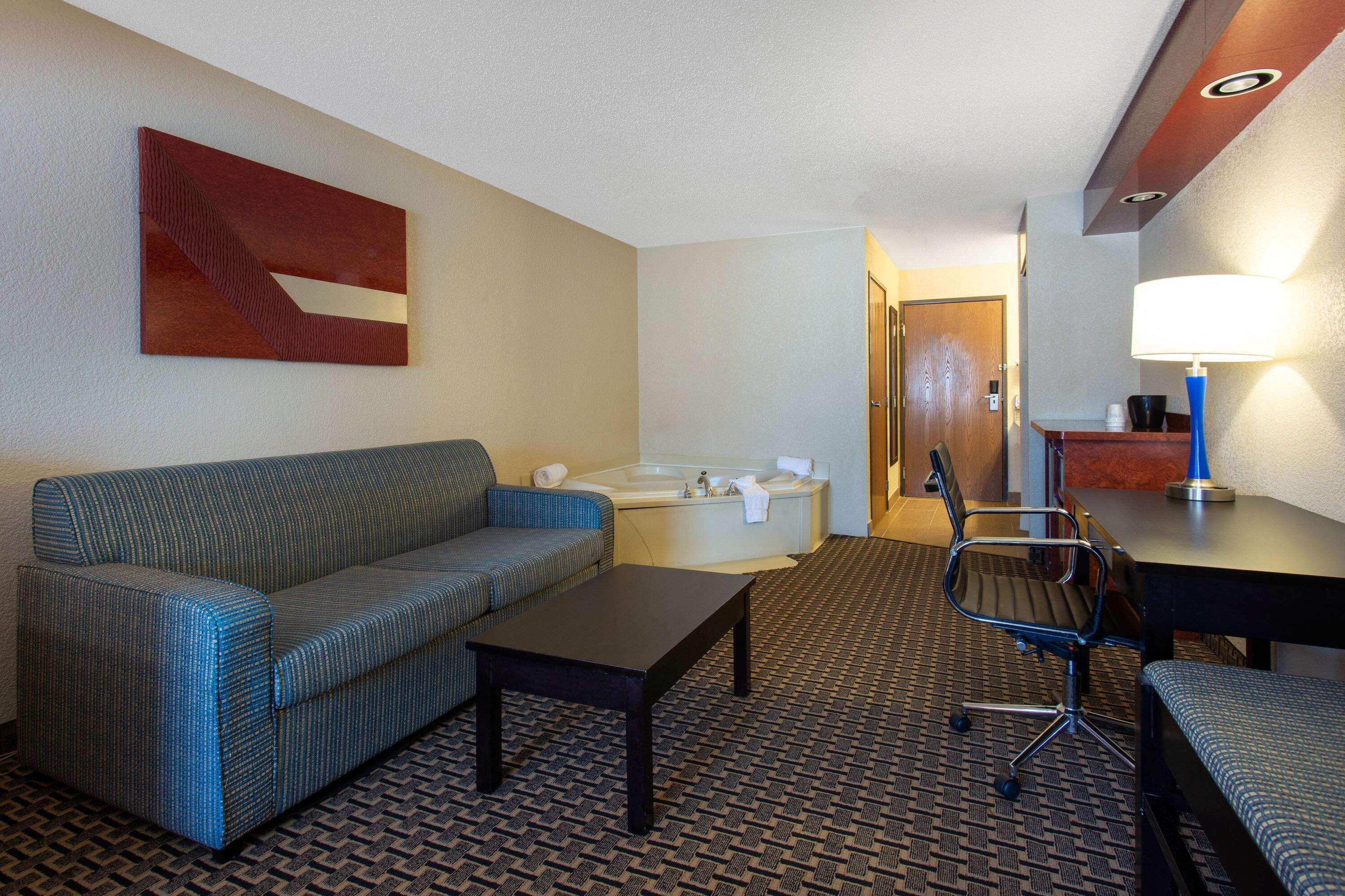 Ramada By Wyndham Glendale Heights/Lombard Hotel Exterior photo