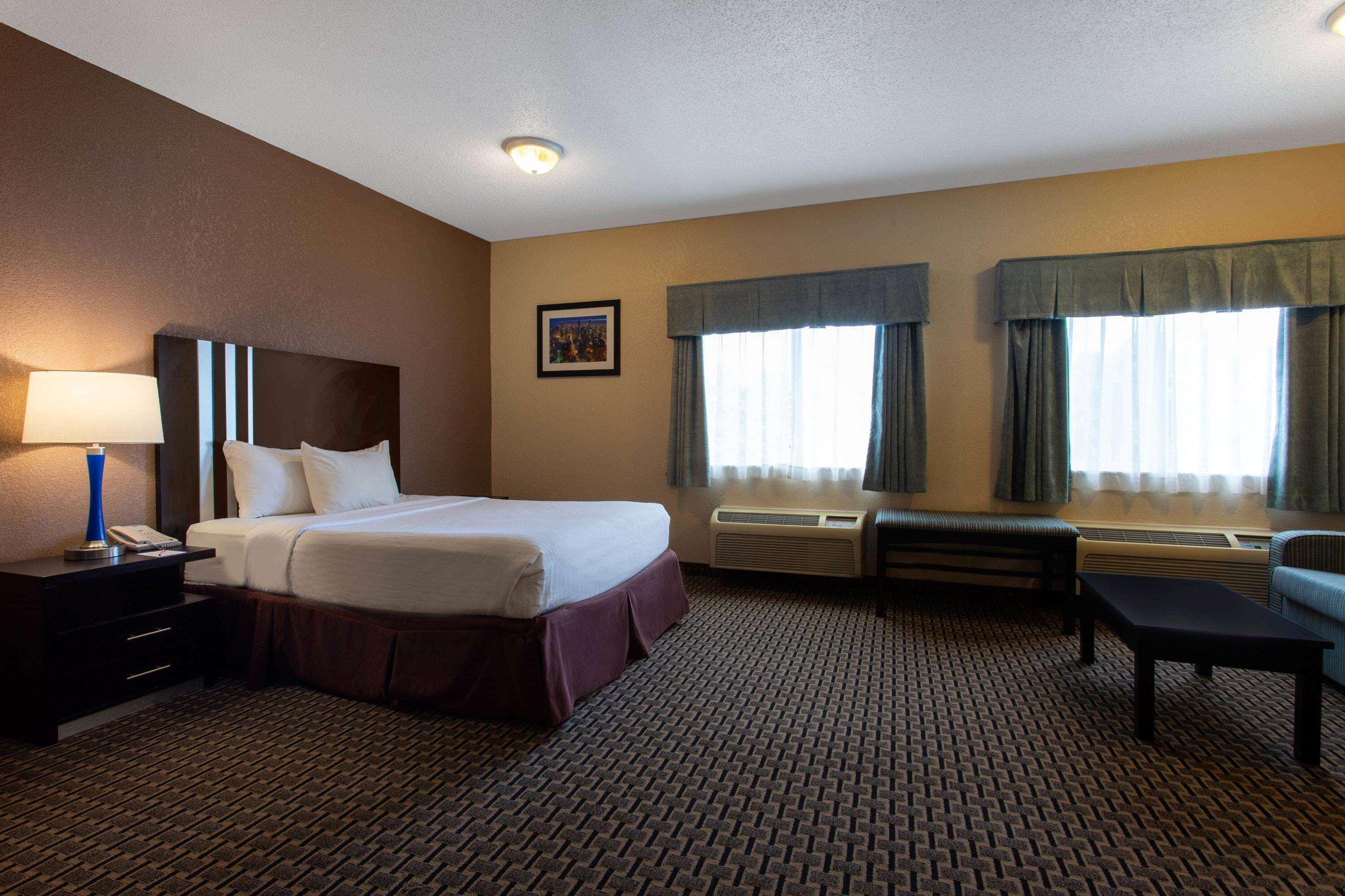 Ramada By Wyndham Glendale Heights/Lombard Hotel Exterior photo