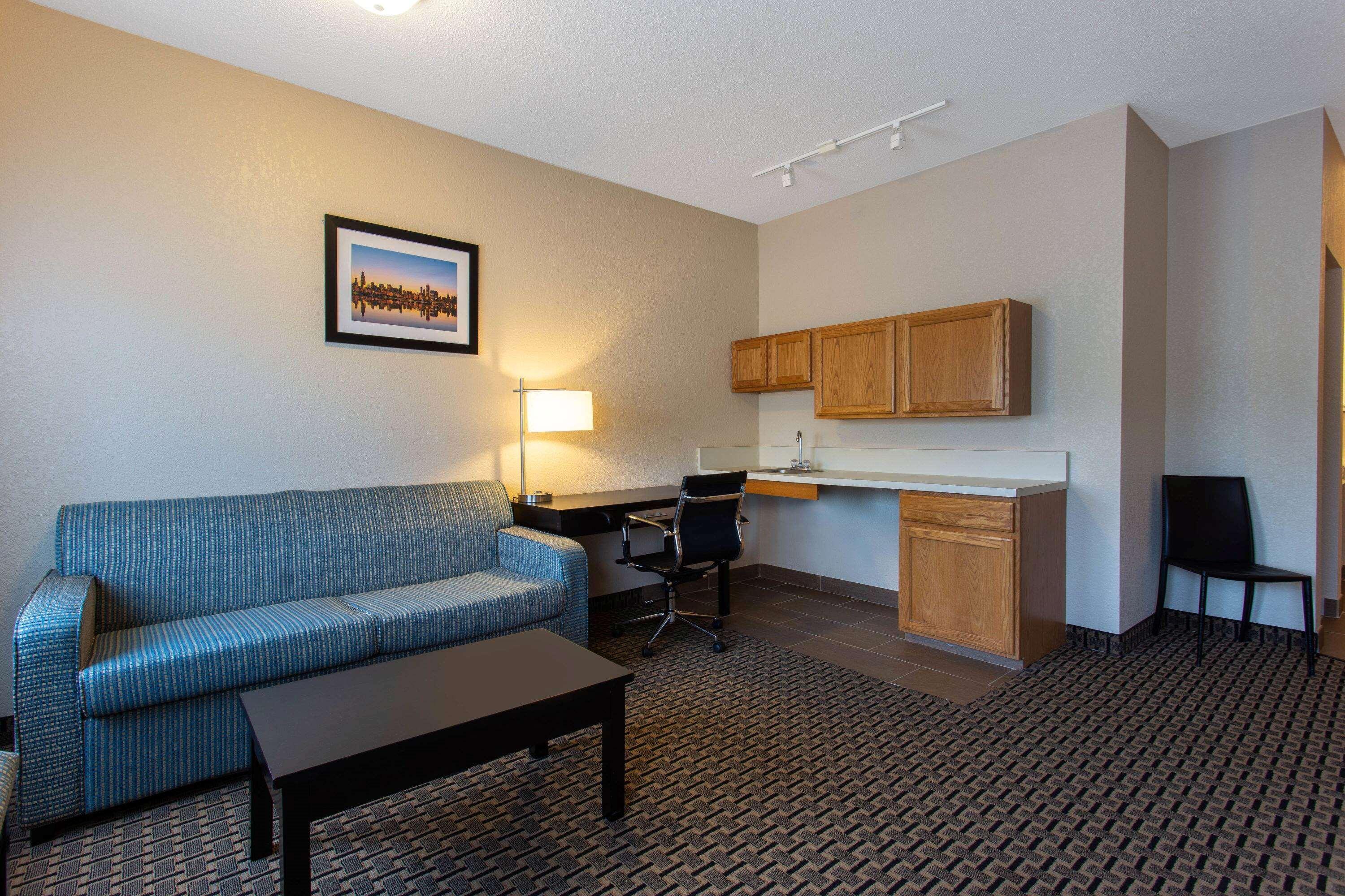 Ramada By Wyndham Glendale Heights/Lombard Hotel Exterior photo