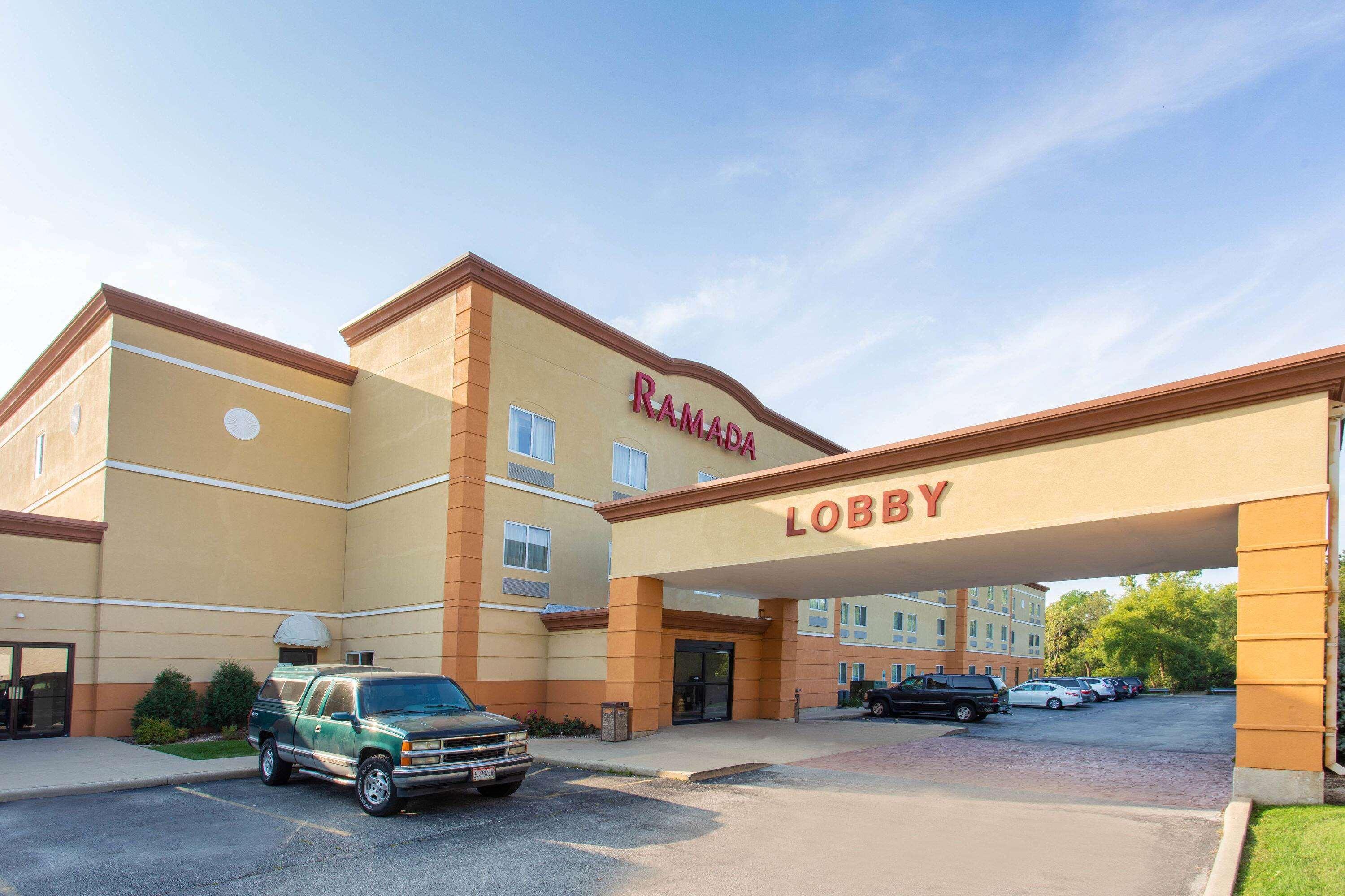 Ramada By Wyndham Glendale Heights/Lombard Hotel Exterior photo